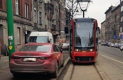 Parkuj właściwie. Zachowaj 1 metr od torowiska